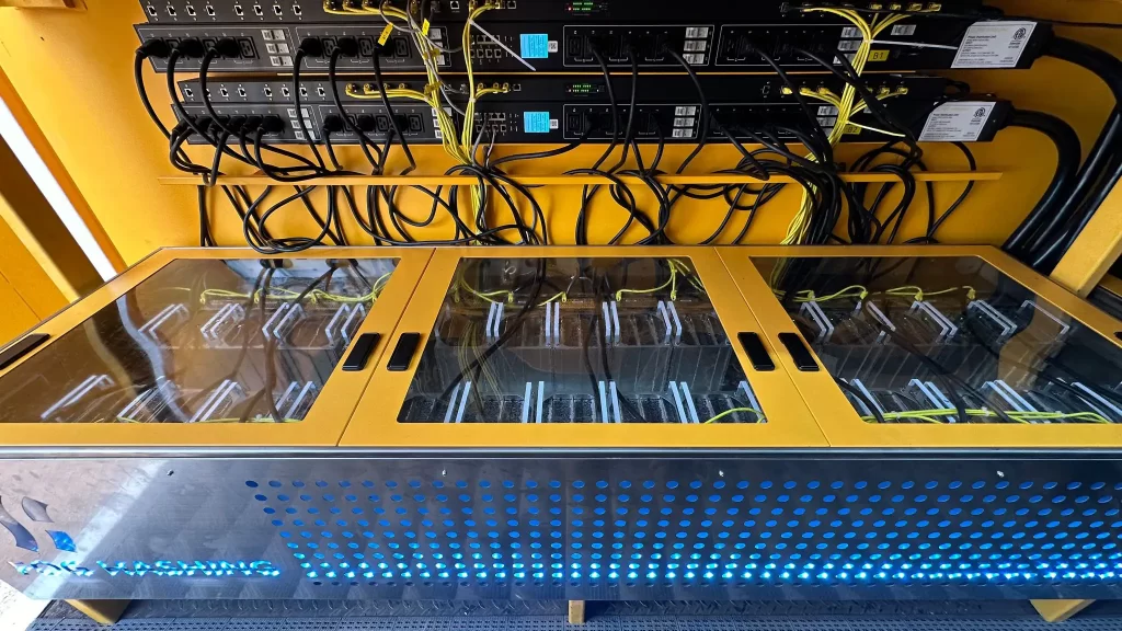 Bitcoin minery v datacentru